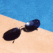 Lunettes de soleil au bord d'une piscine