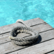 Corde enroule sur le bord des planches du bord de mer